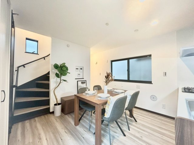 北区滝野川4丁目　新築戸建の居間・リビング|2階リビングは外からの視線が気にならない、寛ぎのプライベート空間！

ご内見希望・資料請求などお気軽にお問い合わせ下さい！
03-5990-5201