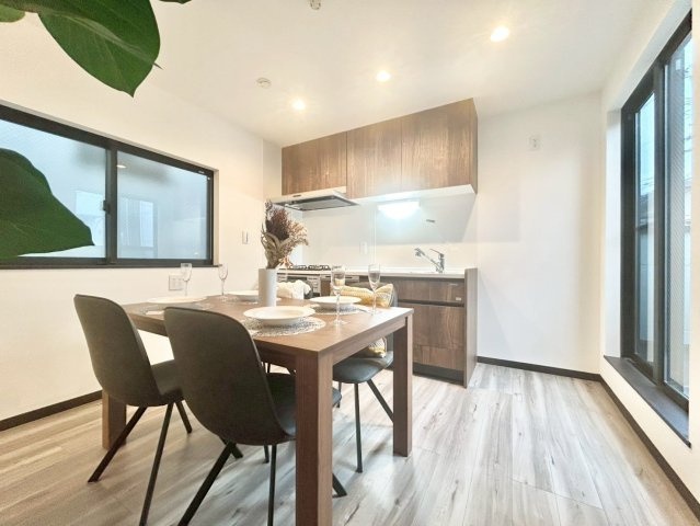 北区滝野川4丁目　新築戸建の居間・リビング|大きな窓からたっぷりと注ぐ陽光を浴びながら、朝食やティータイムを楽しめます。

ご内見希望・資料請求などお気軽にお問い合わせ下さい！
03-5990-5201