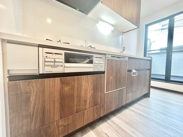 北区滝野川4丁目　新築戸建のキッチン|横一列にシンクとコンロをまとめたシンプルなシステムキッチン。動きやすさが魅力です！

ご内見希望・資料請求などお気軽にお問い合わせ下さい！
03-5990-5201