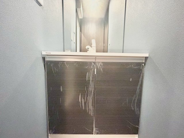 北区滝野川4丁目　新築戸建の独立洗面台|着替えやタオル置き場に困る洗面室には、収納を設置！

ご内見希望・資料請求などお気軽にお問い合わせ下さい！
03-5990-5201