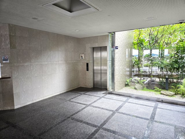 福岡市西区小戸３丁目の中古マンションのエントランス