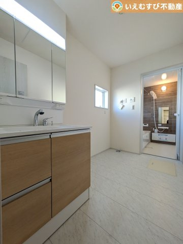 Livele Garden.S　寄居露梨子の独立洗面台|3面ミラーの後ろは収納スペースを完備
生活感のあるものは隠して、スッキリシンプルな洗面台に！清潔感のある空間♪