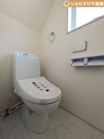 Livele Garden.S　寄居露梨子のトイレ|シンプルで清潔感のあるトイレ
窓付きで明るく、お掃除しやすいシンプルな空間♪