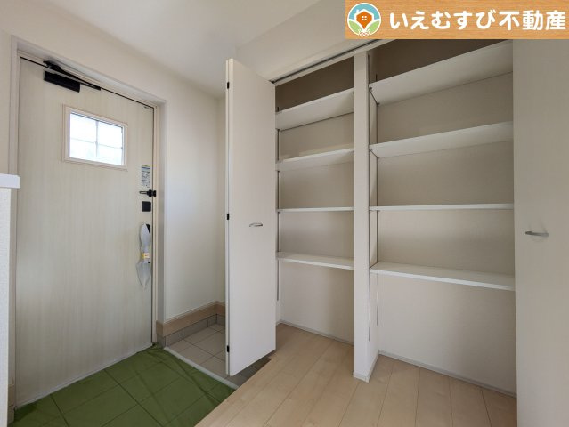 Livele Garden.S　寄居露梨子の玄関|玄関がいつも片づくシューズクローゼット
たっぷり入る収納設備で玄関がすっきり綺麗に過ごせると快適ですよね♪