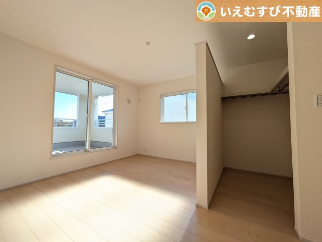 Livele Garden.S　寄居露梨子の洋室|ぬくもりのある色合いでシンプルな洋室
日当り良好で明るい洋室！大容量のウォークインクローゼット付き♪