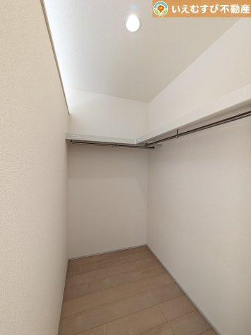 Livele Garden.S　寄居露梨子の収納|たっぷりの収納力を備えたウォークインクローゼット
たくさん収納できるので季節物やかさばるバッグなども片付きます♪