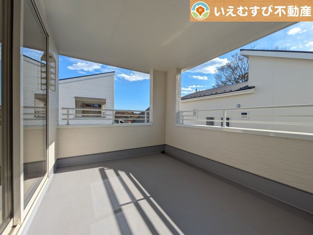 Livele Garden.S　寄居露梨子のバルコニー|ゆとりの広さのインナーバルコニー
急な雨でもインナーバルコニーなら安心！天気を気にせず干して外出できます♪