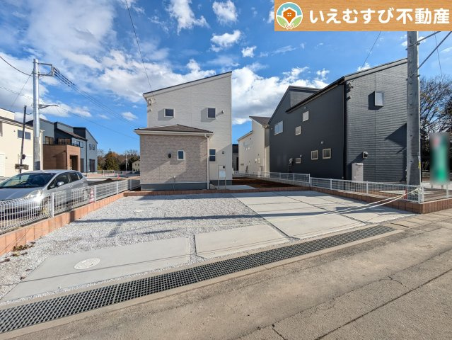 Livele Garden.S　寄居露梨子の駐車場|並列4台駐車可能なゆとりのカースペース
複数台車をお持ちでも、お友達が遊びに来てもゆとりの駐車スペース！