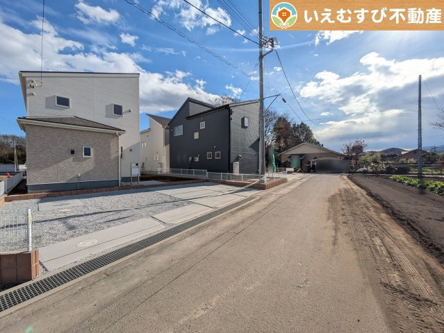 Livele Garden.S　寄居露梨子の前面道路含む現地写真|充分な広さの前面道路
間口が広くお車の出し入れも問題なく行えるスペースが確保されています♪