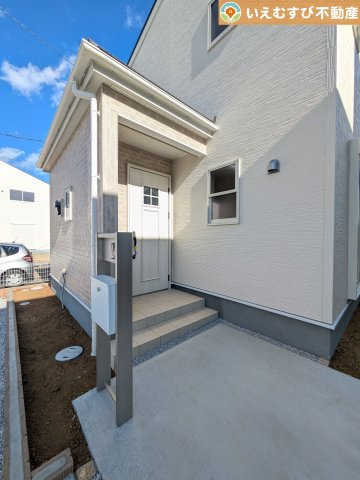 Livele Garden.S　寄居露梨子のエントランス|落ち着いた色づかいのエントランス
駐車場からアクセスの良いエントランス。雨の日や荷物が多くても安心の動線♪