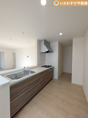 Livele Garden.S　寄居露梨子のキッチン|対面キッチンでリビングを見渡せる
お子様の遊んでいる様子や宿題をしている様子など見守りながらお料理が作れますね♪