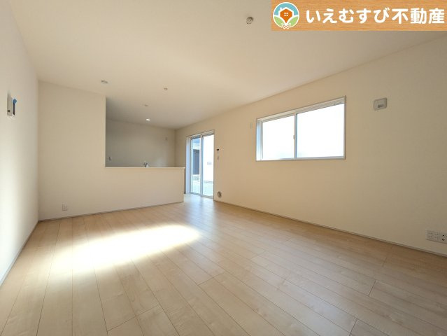 Livele Garden.S　寄居露梨子の居間・リビング|開放感と家族との距離感にこだわったＬＤＫ
採光たっぷりのリビングで休日には家族みんなでくつろげそうですね♪