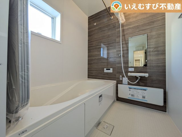 Livele Garden.S　寄居露梨子の浴室|ブラウンの壁面はモダンで高級感のある雰囲気
落ち着いたカラーリングでくつろぎの浴室。一日の疲れをしっかり癒しましょう！