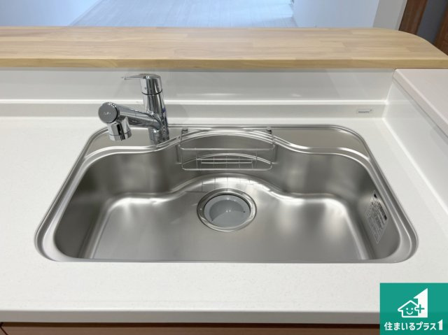 東大阪市豊浦町　第1期　新築一戸建ての独立洗面台|清潔感のある洗面台です。フラットな鏡は掃除がしやすく毎日清潔！ホースは引き出して使えるので洗顔やお掃除の際に便利です！