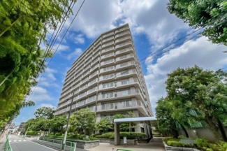 【外観】 | 敷地内で管理されている木々の色味との相性も良く上品でおしゃれな雰囲気を演出してくれます。