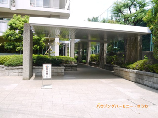 【エントランス】 | タイル敷きの開放感あるエントランス。