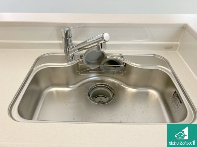 東大阪市豊浦町　第1期　新築一戸建ての独立洗面台|清潔感のある洗面台です。フラットな鏡は掃除がしやすく毎日清潔！ホースは引き出して使えるので洗顔やお掃除の際に便利です！