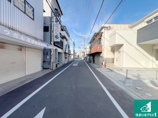 東大阪市豊浦町　第1期　新築一戸建ての前面道路含む現地写真|周辺は閑静な住宅街！前面道路広々で車の出し入れも便利です。駐車が苦手な方でも安心して車庫入れできます！