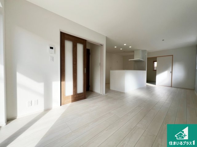 東大阪市豊浦町　第1期　新築一戸建ての居間・リビング|シンプルなリビングは、観葉植物等のインテリアを楽しめますね！パパ好みにも、ママ好みにも家具次第で雰囲気を変えることができます！