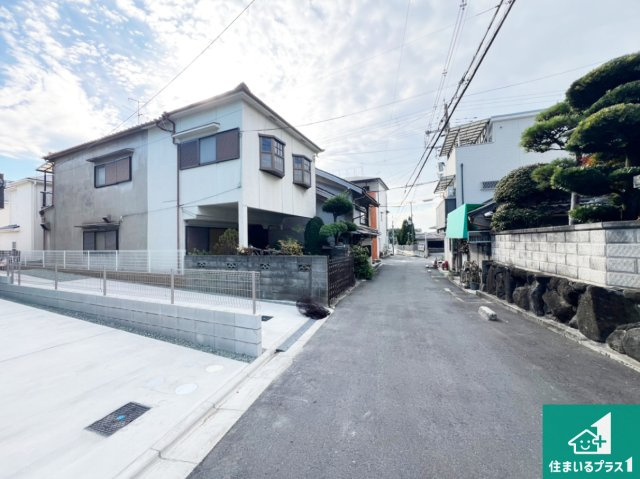 東大阪市豊浦町　第1期　新築一戸建ての前面道路含む現地写真|周辺は閑静な住宅街！前面道路広々で車の出し入れも便利です。駐車が苦手な方でも安心して車庫入れできます！