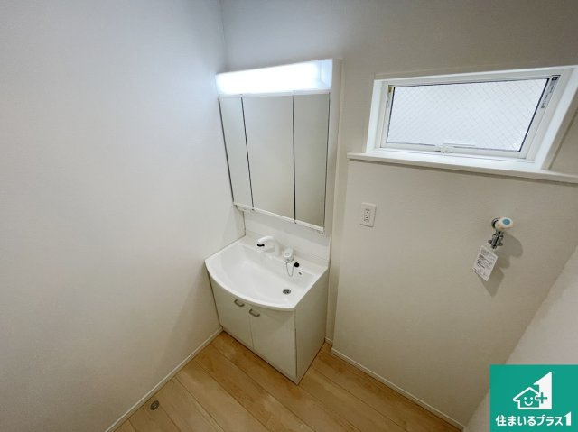 東大阪市大蓮南　第3期　新築一戸建ての独立洗面台|清潔感のある洗面台です。フラットな鏡は掃除がしやすく毎日清潔！鏡裏には収納があるのでスッキリとした洗面台が保てます。