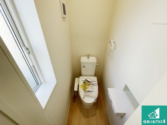 東大阪市大蓮南　第3期　新築一戸建てのトイレ|1・2階の2ヶ所にあるので、朝の忙しい時間の順番待ちもなく、深夜の利用にも大変便利です。