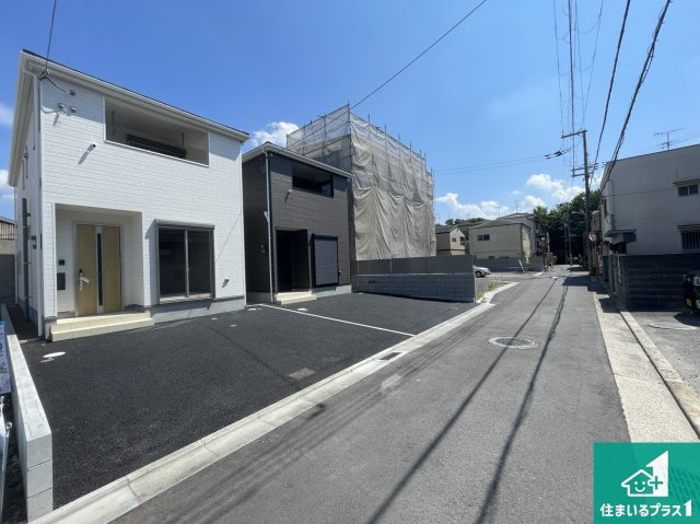 東大阪市大蓮南　第3期　新築一戸建ての前面道路含む現地写真|周辺は閑静な住宅街！前面道路広々で車の出し入れも便利です。駐車が苦手な方でも安心して車庫入れできます！