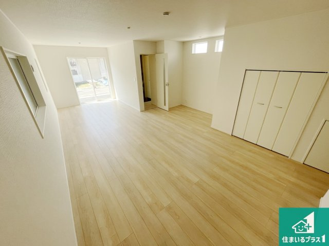 東大阪市大蓮南　第3期　新築一戸建ての居間・リビング|シンプルなリビングは、観葉植物等のインテリアを楽しめますね！パパ好みにも、ママ好みにも家具次第で雰囲気を変えることができます！