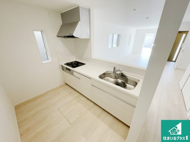 東大阪市大蓮南　第3期　新築一戸建てのキッチン|リビングと統一感があり、使い勝手のいいキッチン。広々としているので、二人並んで作業が出来ちゃいます。お子様と一緒に色々なお料理に挑戦できるスペースがあります。