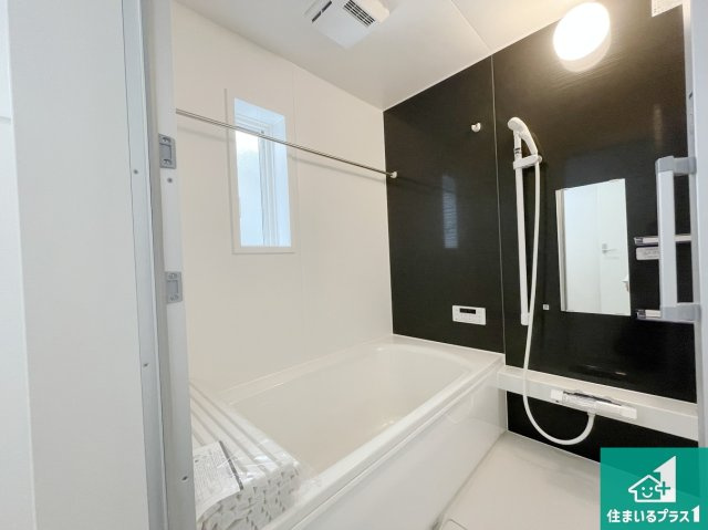 東大阪市大蓮南　第3期　新築一戸建ての浴室|足をゆったり伸ばして寛げる浴槽です。窓が設けられていますので差し込む光が明るく穏やかな雰囲気にしてくれます♪浴室乾燥機も設置しているので、雨の日の洗濯物も安心です♪