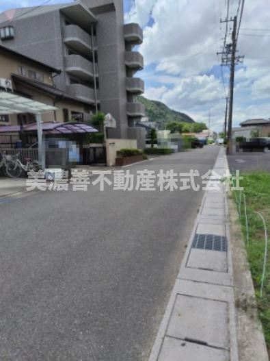 ６５７１０　岐阜市雄総柳町土地の前面道路含む現地写真