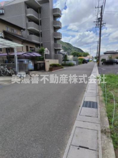 ６５７１０　岐阜市雄総柳町土地の前面道路含む現地写真