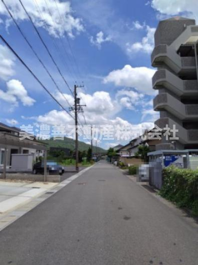 ６５７１０　岐阜市雄総柳町土地の前面道路含む現地写真