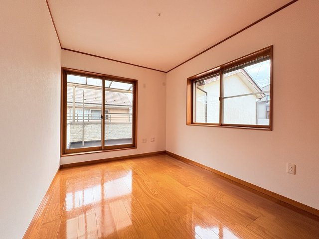 【寝室】 | 新座市野寺4丁目　中古一戸建住宅　(保谷店) | 6.0帖/充分な広さと収納機能を備えたお部屋。