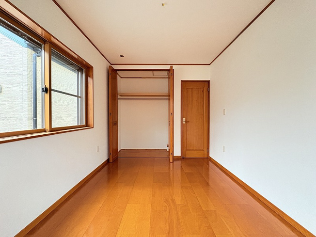 【寝室】 | 新座市野寺4丁目　中古一戸建住宅　(保谷店) | 6.0帖/2面採光につき暖かな陽射しが差し込みます。
