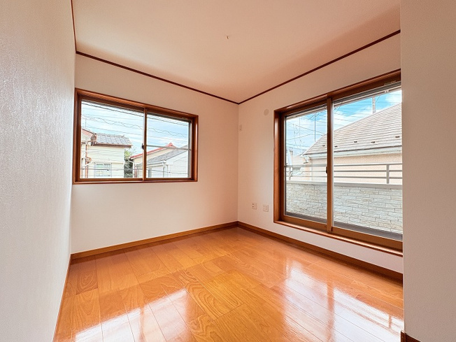 【洋室】 | 新座市野寺4丁目　中古一戸建住宅　(保谷店) | 5.3帖/木目調の建具が映えるナチュラルな室内。