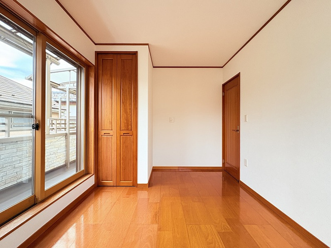【洋室】 | 新座市野寺4丁目　中古一戸建住宅　(保谷店) | 5.3帖/温かみがありほっと一息つける空間。