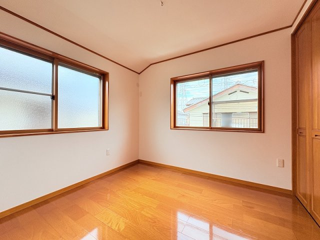 【子供部屋】 | 新座市野寺4丁目　中古一戸建住宅　(保谷店) | 5.0帖/暖かな陽射しが差し込み、目覚めの良い朝を迎えられそうです。