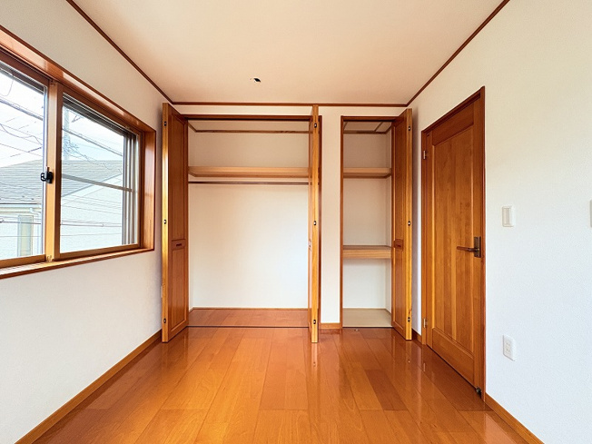 【子供部屋】 | 新座市野寺4丁目　中古一戸建住宅　(保谷店) | 5.0帖/全居室に収納スペースが備わりお部屋を広々お使いいただけます。