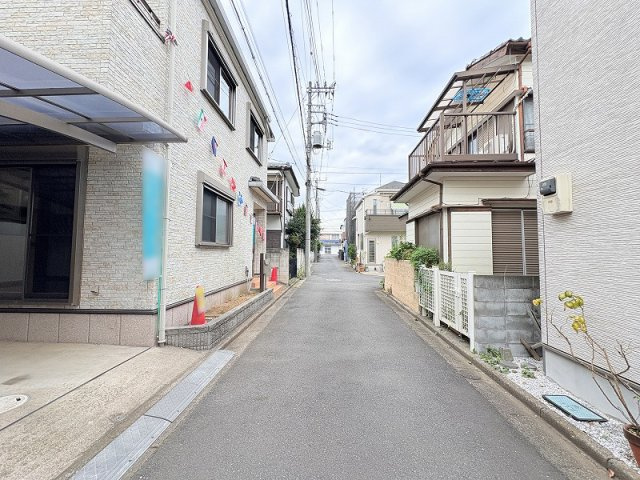 【前面道路含む現地写真】 | 新座市野寺4丁目　中古一戸建住宅　(保谷店) | 2025年8月リフォーム完了し大変綺麗な室内です。ご見学も可能ですのでお気軽にお問い合わせください。