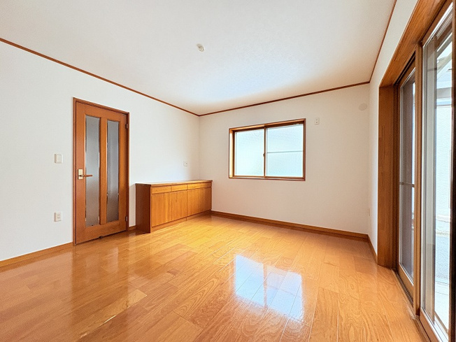 【居間・リビング】 | 新座市野寺4丁目　中古一戸建住宅　(保谷店) | 2面採光につき採光・通風良好な心地よい空間です。