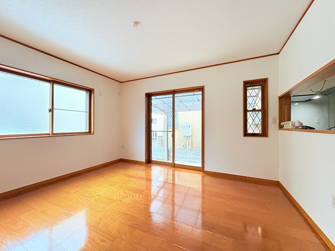 【居間・リビング】 | 新座市野寺4丁目　中古一戸建住宅　(保谷店) | 開放的な空間でゆったりとやすらぎに包まれた時をお過ごしください。