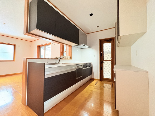 【キッチン】 | 新座市野寺4丁目　中古一戸建住宅　(保谷店) | お皿洗いの負担を軽減する食洗機付きシステムキッチン。収納便利なキャビネットとゴミ出しに便利な勝手口も設置されています。