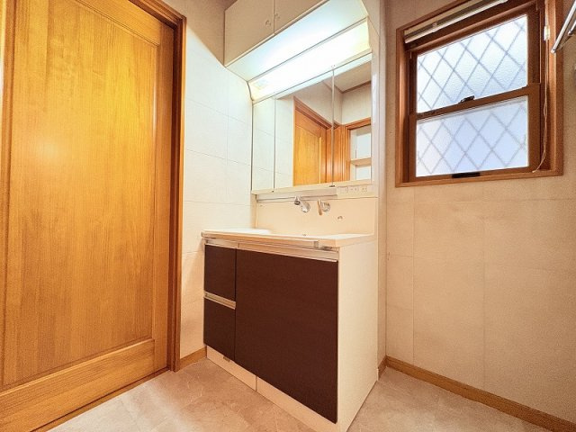 【独立洗面台】 | 新座市野寺4丁目　中古一戸建住宅　(保谷店) | 洗面台には大きく見やすい三面鏡が付いているので、身支度がスムーズに行えます。