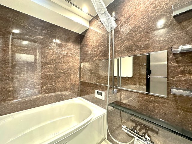 エンゼルハイム鳩ケ谷緑町の浴室|家族みんなの疲れをやさしく包み込む、広々とした癒しのバスルーム。ゆったりとくつろげる空間で、日々のストレスもすっと解きほぐされる、心身ともにリラックスできるひとときをお届けします。