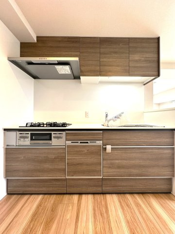 エンゼルハイム鳩ケ谷緑町のキッチン|無駄のない美しさと細やかな工夫が詰まったキッチンは、暮らしに寄り添う空間。ゆとりある作業スペースに自然光が差し込み、料理をする喜びが静かに広がっていきます。創造力が心地よく刺激される、毎日の舞台です。