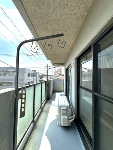 エンゼルハイム鳩ケ谷緑町のバルコニー|そよぐ風と広がる空が心地よく包み込み、日々の疲れをやさしく癒すバルコニー。朝の爽やかな光を浴び、夕暮れの穏やかな色合いに心がほどける、くつろぎのひとときをお届けします。