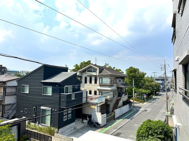 エンゼルハイム鳩ケ谷緑町の展望|外の景色が、ただの風景ではなく“暮らしの一部”になる住まい。窓の向こうに広がる空や街並みが、毎日に彩りと深呼吸をくれる、そんな豊かさがここにはあります。