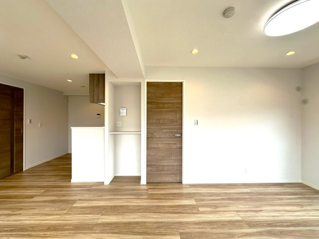 エンゼルハイム鳩ケ谷緑町の居間・リビング|穏やかな時間が流れるリビングは、インテリアを引き立てる洗練された設え。日々の暮らしに高揚感と落ち着きをもたらし、家族にとってかけがえのない空間になります。