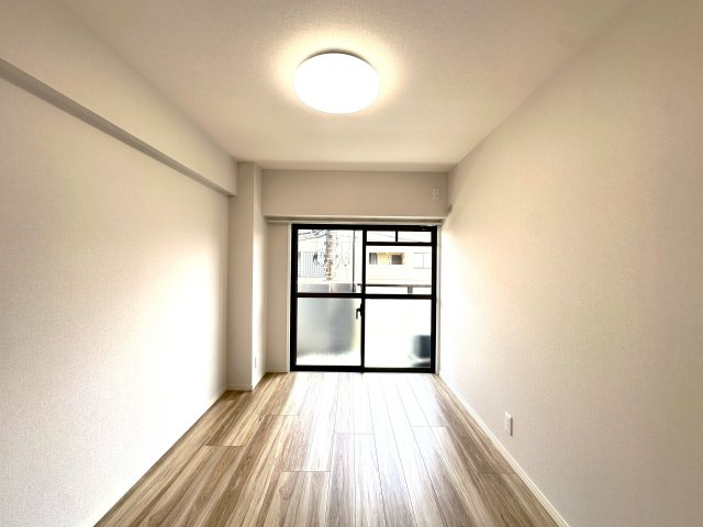 エンゼルハイム鳩ケ谷緑町の洋室|ふと深呼吸したくなるほどの開放感と穏やかな落ち着きが共存する洋室。お気に入りの家具や雑貨を飾れば、自分だけの“心地よさ”が自然と広がる特別な空間です。